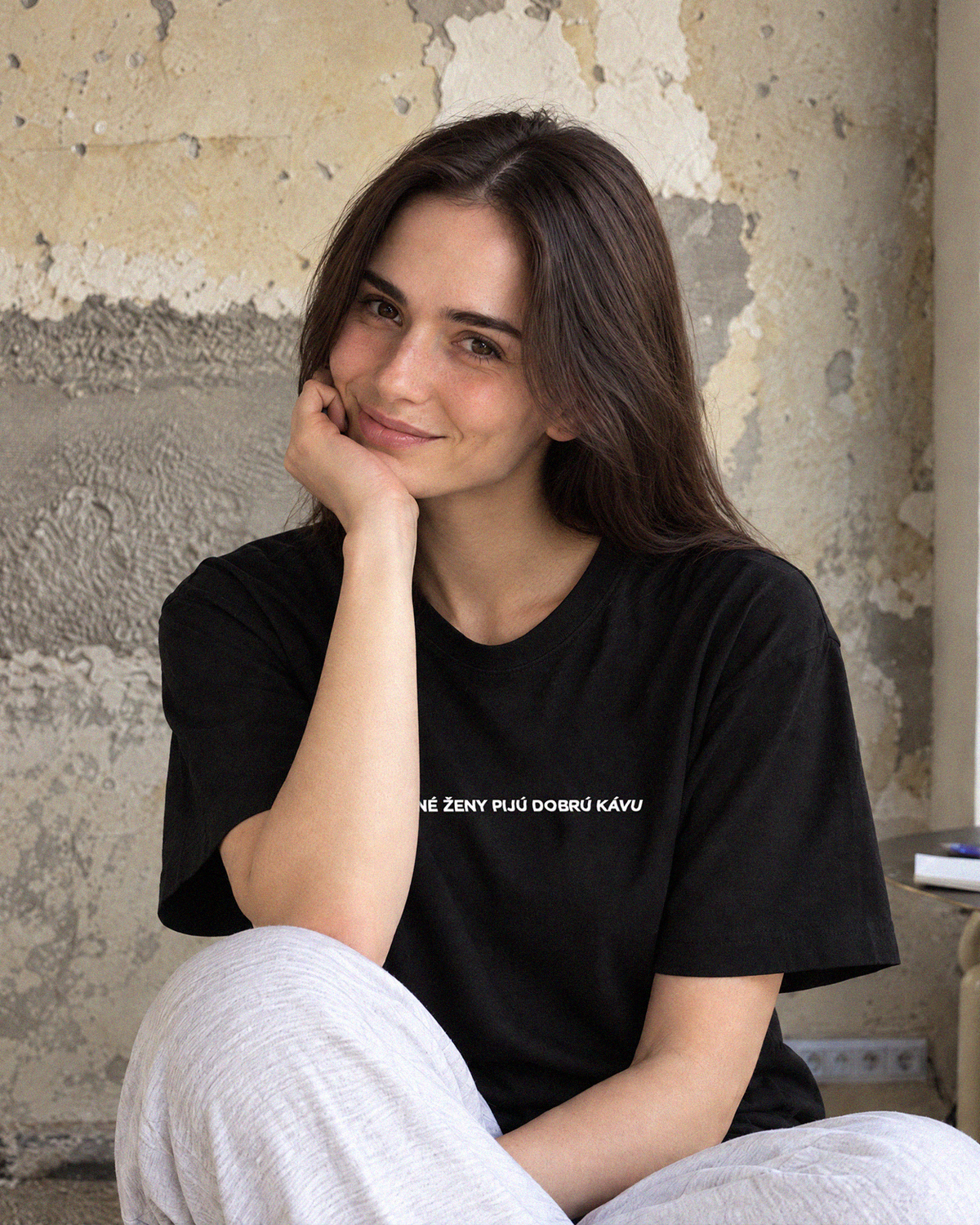Pekné ženy pijú dobrú kávu unisex