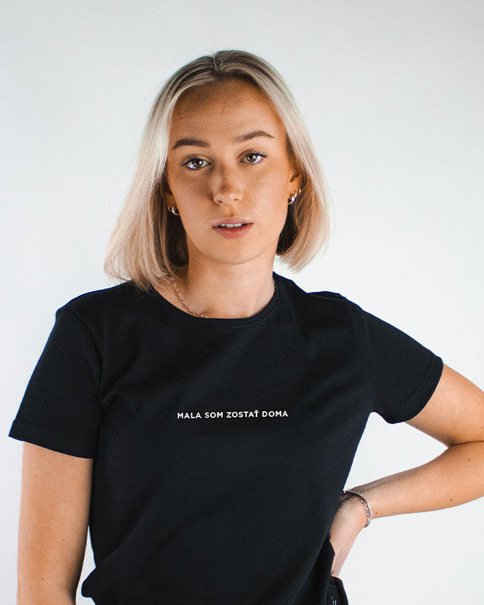 Mala som zostať doma