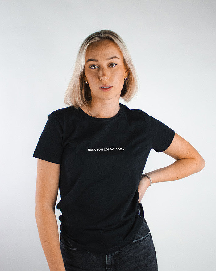 Mala som zostať doma