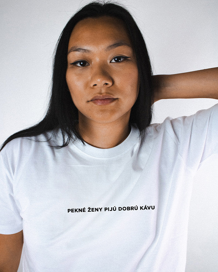 Pekné ženy pijú dobrú kávu unisex